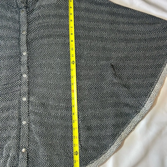 Lucky Brand Women's Black and White Herringbone Hooded SnapUp Knit Poncho Sz M/L - Picture 5 of 6